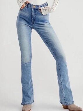 Blank NYC Boot Cut Light Wash Denim sz26 High Rise Mini Flare Slit Hem THE HOYT